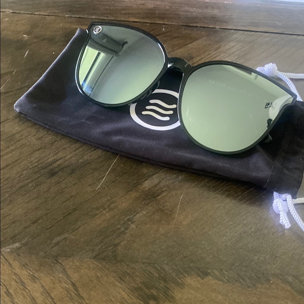 Unisex Neven Sunglasses 🕶️